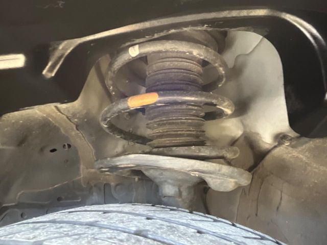 お車を安心してお乗りいただく為には、足回りの定期点検が欠かせません。サービスサポート（有償保証）では無料点検もご提供しており、安心のカーライフをお過ごしいただけるサポート体制が整っています。