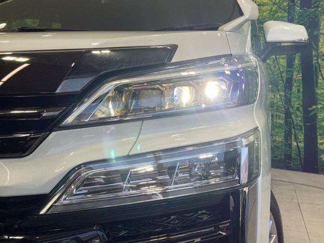 【LEDヘッドライト】悪天候や夜間走行時も良好な視界を確保し安心して運転できる高輝度LEDヘッドライトを装備！点灯速度が早く、消費電力も抑えられています。