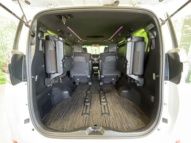 後席を格納すると、これだけの広さが！シーンに合わせたシートアレンジで、大きな荷物も積むことが出来ます♪