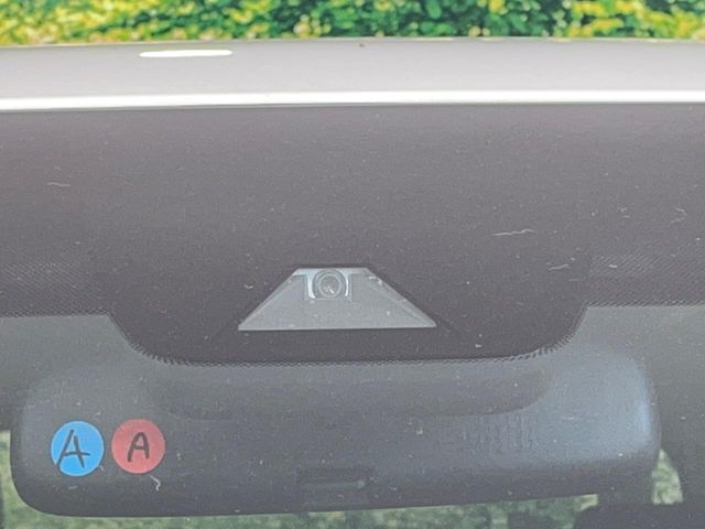 【トヨタセーフティセンス】走行中に前方の車両等を認識し、衝突しそうな時は警報とブレーキで衝突回避と被害軽減をアシスト。より安全にドライブをお楽しみいただけます。