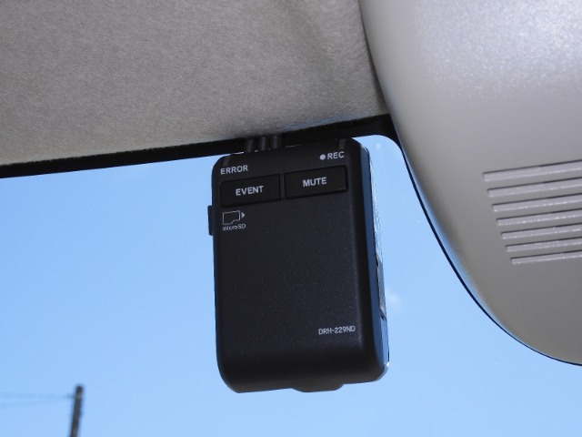 ◆ドライブレコーダー◆映像・音声などを記録する自動車用の装置です。　もしもの事故の際の記録はもちろん、旅行の際の思い出としてドライブの映像を楽しむことができます。