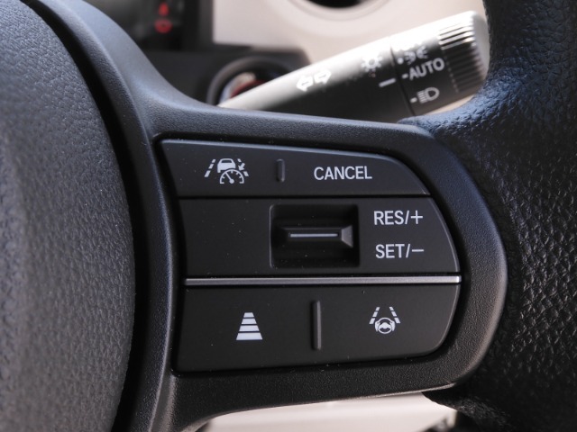◆アダプティブクルーズコントロール◆予め設定した車速内でクルマが自動的に加減速。前走車との適切な車間距離を維持しながら追従走行します。【LKAS】車線維持支援システムでステアリング操作を支援。