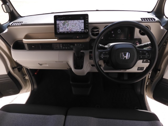 ◆視界広々で非常に運転しやすくロングドライブでも疲れを感じさせないすっきりとまとまったインパネ周りです。