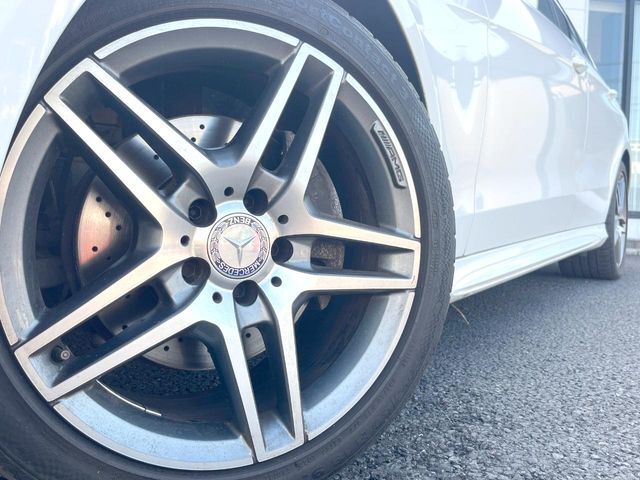 ●純正18インチアルミホイール：輸入車ならではの卓越した走りを支えるホイールと足回りです！日本車の走りに慣れている方にもぜひ体感して頂きたいほど、高いレベルでまとまっています！