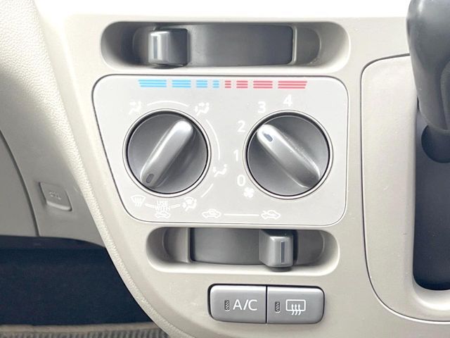 寒い冬も暑い夏も全席に快適な空調を届けてくれる、ダイヤル式エアコンを装備♪