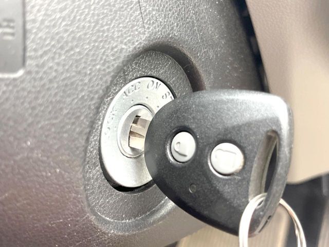 【キーレス】少し離れた場所からでもボタン一つでドアの開錠・施錠ができるのでとっても便利！ドアの鍵穴周りに傷をつけることもありません♪