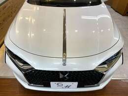 ボンネット部分には、これまでのDSの各モデルのインテリアでも使われている「Clous　de　Paris（クル・ド・パリ）」文様のセイバー（サーベルの意味）と呼ばれるクロームの装飾がございます。