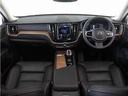 Google搭載/ETC2.0/360度カメラのフルセット搭載。9インチ・タッチスクリーン式センターディスプレイと、4モード選択式の12.3インチデジタル液晶ドライバー・ディスプレイを装備。