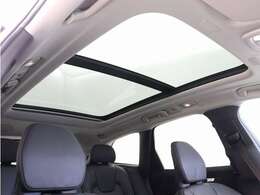 屋根一面まるごととも言える特大サイズのチルトアップ機構付電動パノラマ・ガラス・サンルーフ。晴天時はもちろん、雨天・曇天時にもシェードを開けることで常に開放的な車内空間を実現させてくれます。