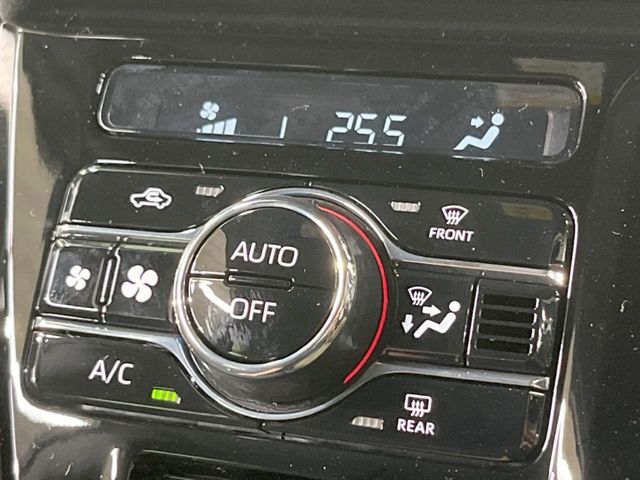 【オートエアコン】一度お好みの温度に設定すれば、車内の温度を検知し風量や温度を自動で調整。暑い…寒い…と何度もスイッチ操作をする必要はありません。快適な車内空間には必須の機能ですね♪