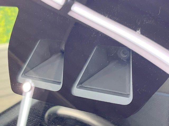 【スマートアシスト】走行中に前方の車両等を認識し、衝突しそうな時は警報とブレーキで衝突回避と被害軽減をアシスト。より安全にドライブをお楽しみいただけます。