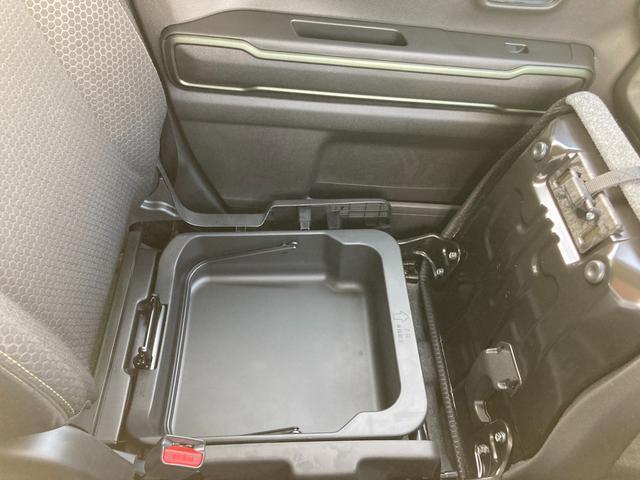 助手席下も収納スペースになっています。