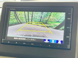 【バックカメラ】駐車時に後方がリアルタイム映像で確認できます。大型商業施設や立体駐車場での駐車時や、夜間のバック時に大活躍！運転スキルに関わらず、今や必須となった装備のひとつです！