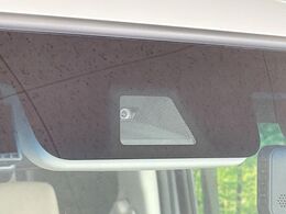 【ホンダセンシング】走行中に前方の車両等を認識し、衝突しそうな時は警報とブレーキで衝突回避と被害軽減をアシスト。より安全にドライブをお楽しみいただけます。