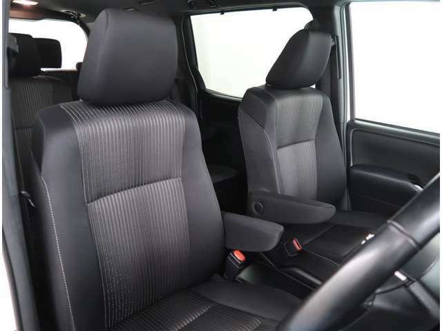【フロントシート】左右のフロントシートにはシートヒーターが付いています。