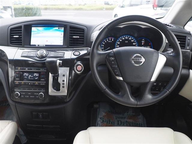 革巻きステアリング ステアリングスイッチでナビの操作が可能です。