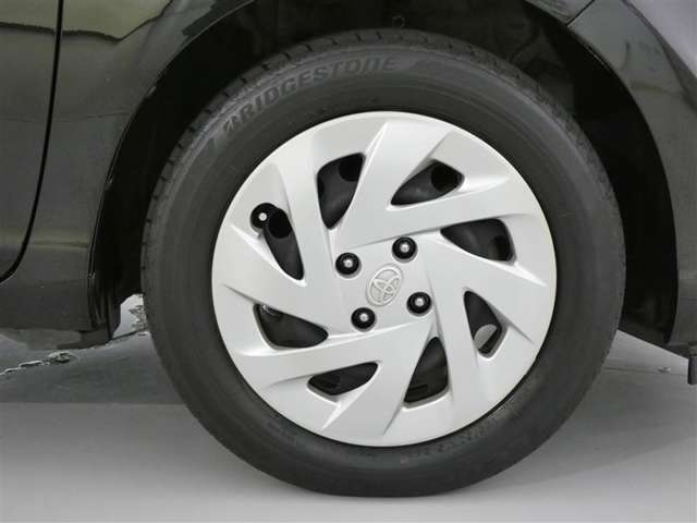 純正ホイールキャップ装着車です。クルマのデザインとマッチしています♪