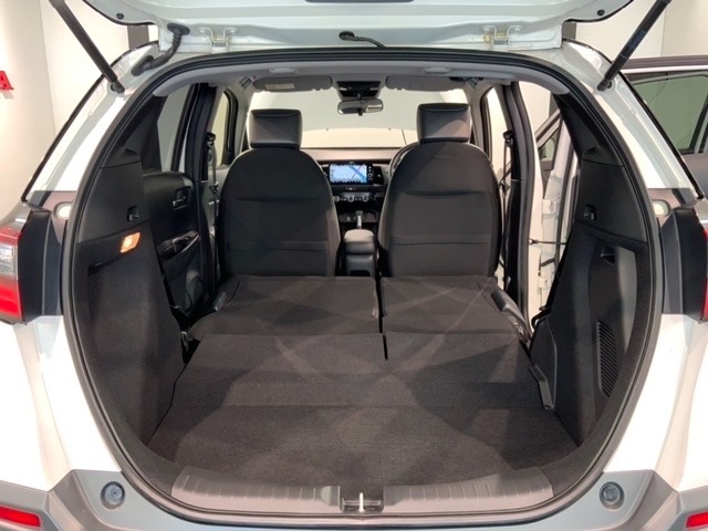 リアシートを倒すと、ラゲッジスペースを広くお使いいただけます！