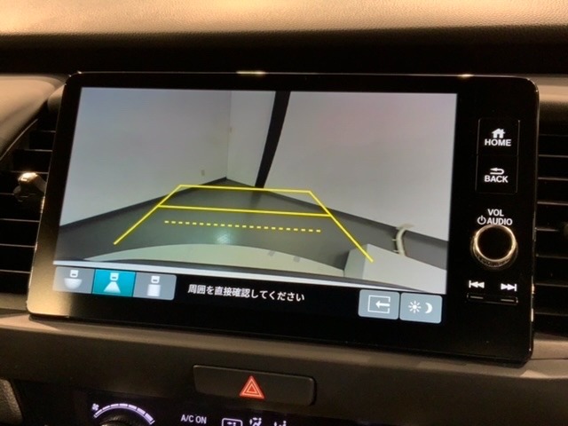 リバースギアに入れるだけで後方の表示へ切り替わります。夜間や雨の日の駐車も楽になりますよ。