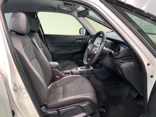 程よい硬さとホールド性が高くロングドライブも疲れにくいシートです。