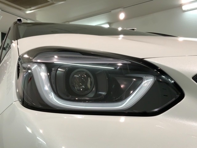 LEDヘッドライトは、点灯の瞬間から最大光量を発揮し、突然暗くなるトンネルなどでの安定感を高めます。