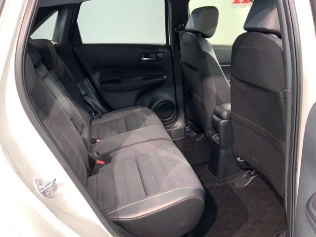 ゆったり座れるリヤシート！足元が広々としていて、乗り心地も良いです！