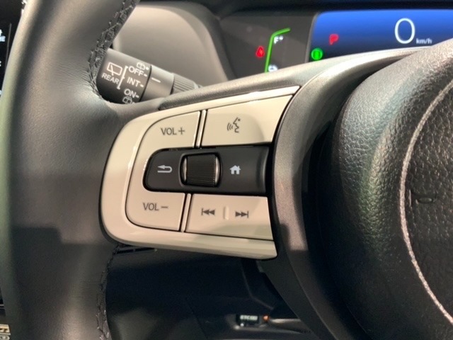 ステアリングにオーディオ操作スイッチが付いています。オーディオ画面に直接タッチしなくても操作が出来ますので、運転に集中できます。