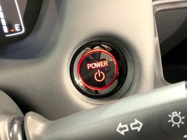 フロント両席にはシートヒーターが付いています！寒い日に便利な装備ですね。