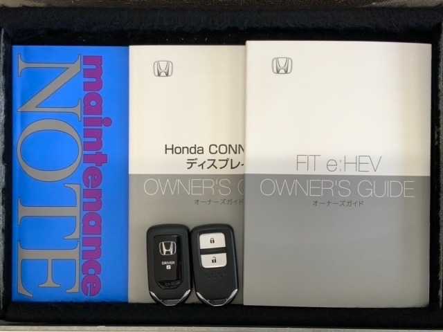 スマートキーは鍵をバッグに入れたままでもドアロックの開閉やエンジンのON・OFFができます。夜間や雨の日も鍵を探さなくて良いので便利です。