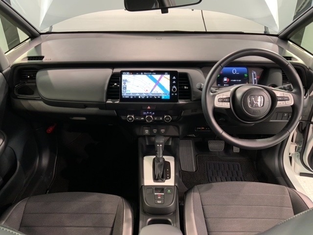 使いやすいレイアウトのダッシュボード周辺です。オートエアコンや小物入れなど嬉しい装備が満載です。