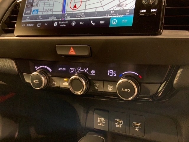 オートエアコンがついていますので、簡単操作で快適に過ごせます。希望の温度に自動調整してくれるのが便利です。