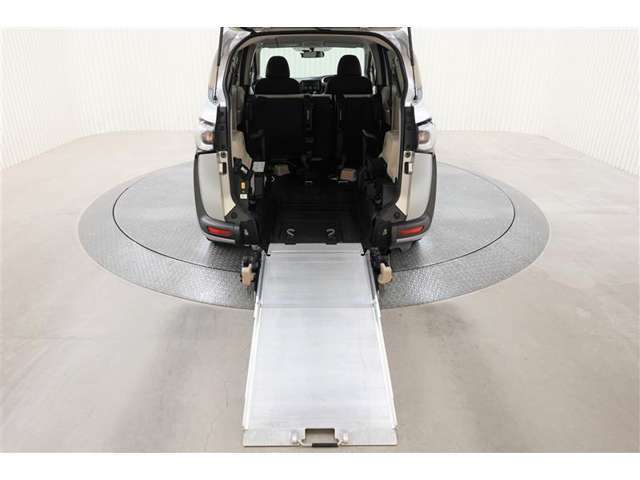 広い開口部で車イスの積み降ろしもラクラク♪