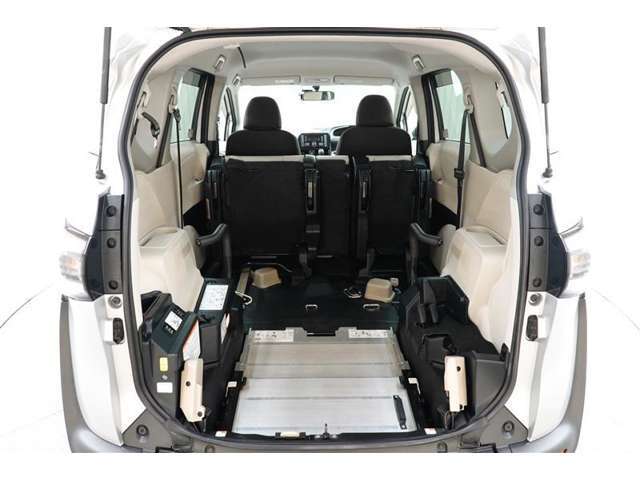 後席を格納すると大きなスペースが出来るので大きな荷物も積み込めます！