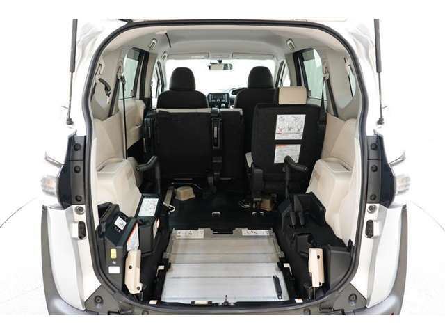 2分割に格納出来るので大きな荷物を載せながらも乗員の確保も出来ます！