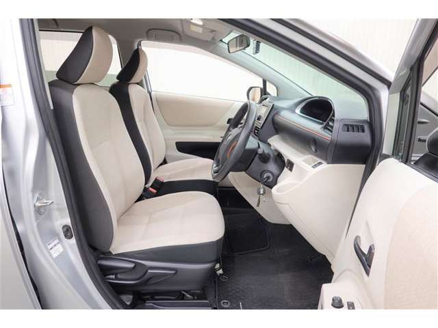 ホールド性の高いフロントシート♪