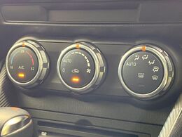 【オートエアコン】一度お好みの温度に設定すれば、車内の温度を検知し風量や温度を自動で調整。暑い…寒い…と何度もスイッチ操作をする必要はありません。快適な車内空間には必須の機能ですね♪