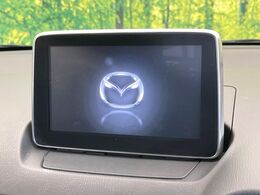 【マツダコネクトナビ】車内の雰囲気にマッチした一体型タイプのナビ。各種車輌設定やBluetooth再生等、様々な機能が楽しめます。直感的なダイヤル操作が可能で、使い勝手も良好です。