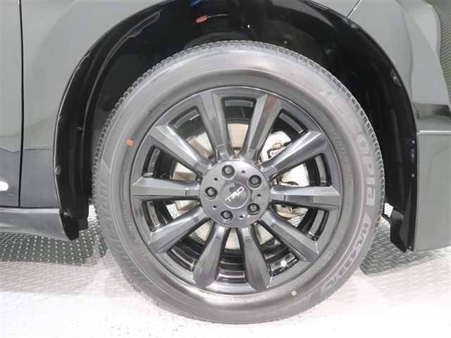 TRDアルミホイールが似合ってます。タイヤサイズは235/55R18　です。