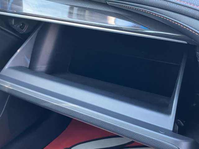 自社認証整備工場完備！ 納車整備からアフターフォローまでお任せください　車検や定期点検、オイル交換はもちろん、ナビやドラレコ、バックカメラ、ETC等の用品取付も当店にお任せください。