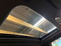 【サンルーフ】開放感たっぷりの希少装備、サンルーフが装着されています！車内に明かりを取り入れたり景色を楽しむ以外にも、車内の空気も簡単に換気できて快適です！