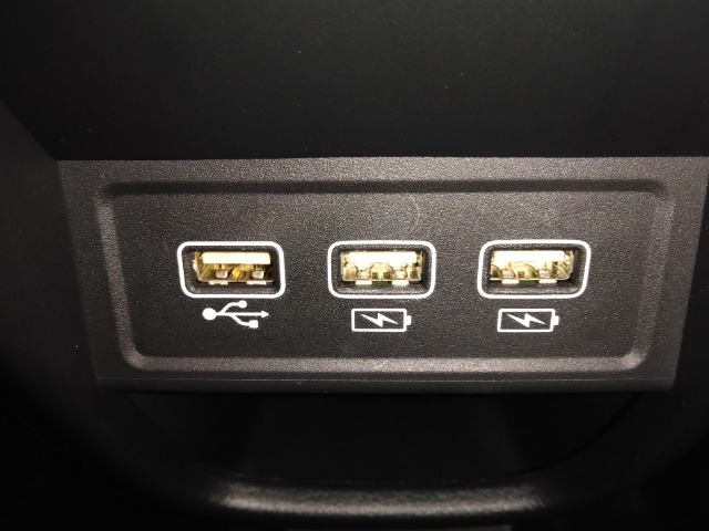 急速充電対応タイプ2個＋ギャザズ ナビゲーション接続用USBジャック1個が付いています。