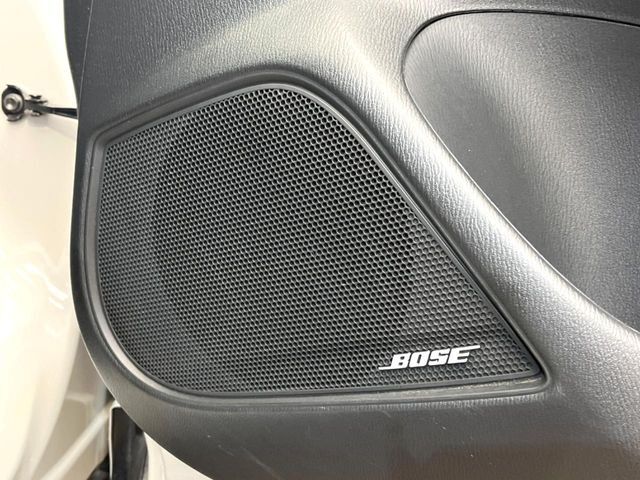 【BOSEサウンドシステム】メーカーオプションの高品位サウンドシステムを搭載。専用のチューニングが施された大小様々なスピーカーから良質なサウンドが奏でられ、臨場感あふれる音響空間を演出します。