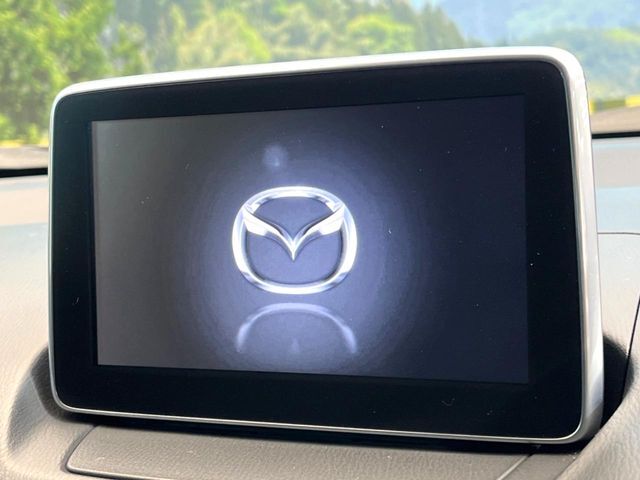 【7インチマツダコネクトナビ】車内の雰囲気にマッチした一体型タイプのナビ。各種車輌設定やBluetooth再生等、様々な機能が楽しめます。直感的なダイヤル操作が可能で、使い勝手も良好です。