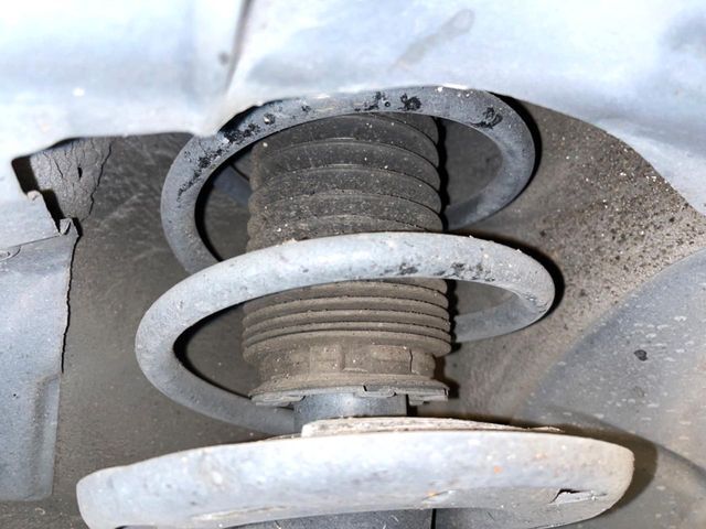 お車を安心してお乗りいただく為には、足回りの定期点検が欠かせません。サービスサポート（有償保証）では無料点検もご提供しており、安心のカーライフをお過ごしいただけるサポート体制が整っています。
