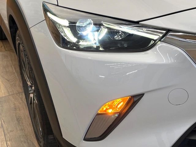 【LEDヘッドライト】悪天候や夜間走行時も良好な視界を確保し安心して運転できる高輝度LEDヘッドライトを装備！点灯速度が早く、消費電力も抑えられています。