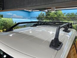 【ルーフラック】外観をより屈強な印象にし、SUVらしさが引き立つラック付き！もちろん積載も可能ですので、キャンプやアウトドア、各種スポーツなどアクティブな使用にもぴったりです。