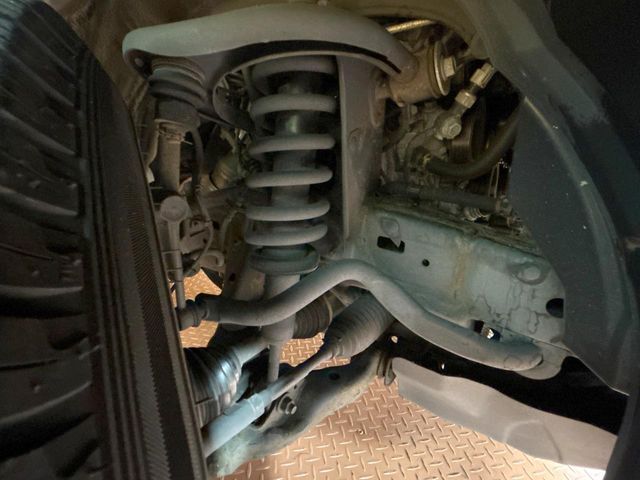 お車を安心してお乗りいただく為には、足回りの定期点検が欠かせません。サービスサポート（有償保証）では無料点検もご提供しており、安心のカーライフをお過ごしいただけるサポート体制が整っています。