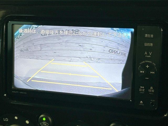 【バックカメラ】駐車時に後方がリアルタイム映像で確認できます。大型商業施設や立体駐車場での駐車時や、夜間のバック時に大活躍！運転スキルに関わらず、今や必須となった装備のひとつです！