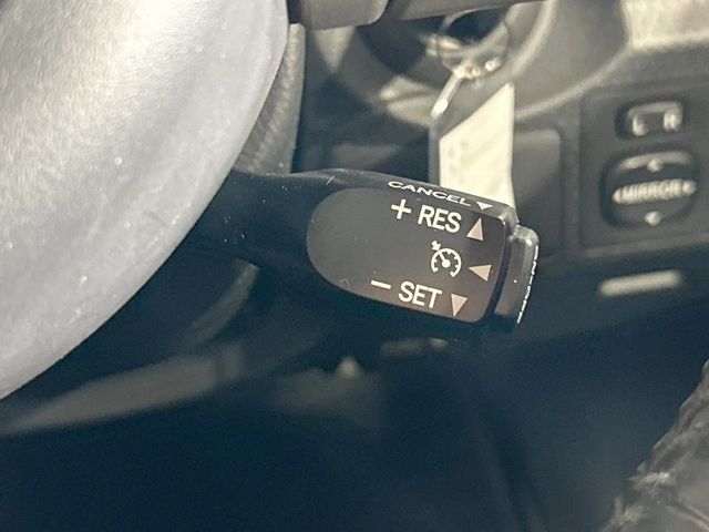 【クルーズコントロール】高速道路もラクラク走行。アクセルを離しても一定速度で走行ができ、長距離運転時の負担を軽減！加速・減速も簡単なスイッチ操作で調整できます。