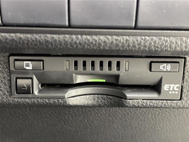 【ETC】有料道路を利用する際に料金所で停止することなく通過できる、ETC車載器（ノンストップ自動料金収受システム機器）が装備されています。セットアップを行うことで利用可能になります。